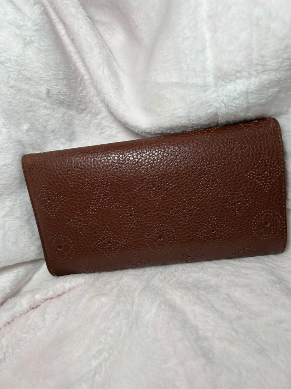 402. Louis Vuitton Mahina Amelia wallet in Acajou brown leather - Picture 3 of 13